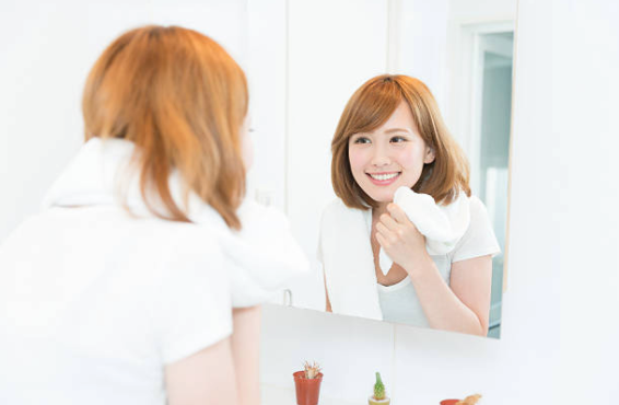 鏡 女性 笑顔のストックフォト_-_iStock
